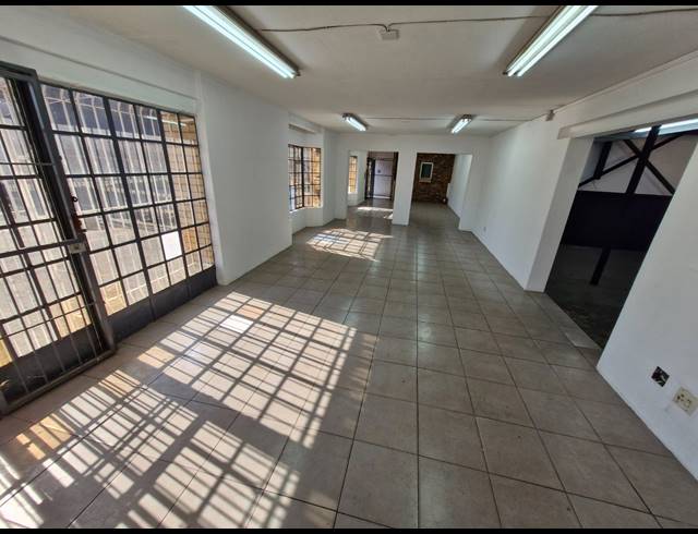 558M² WAREHOUSE TO LET IN JET PARK
